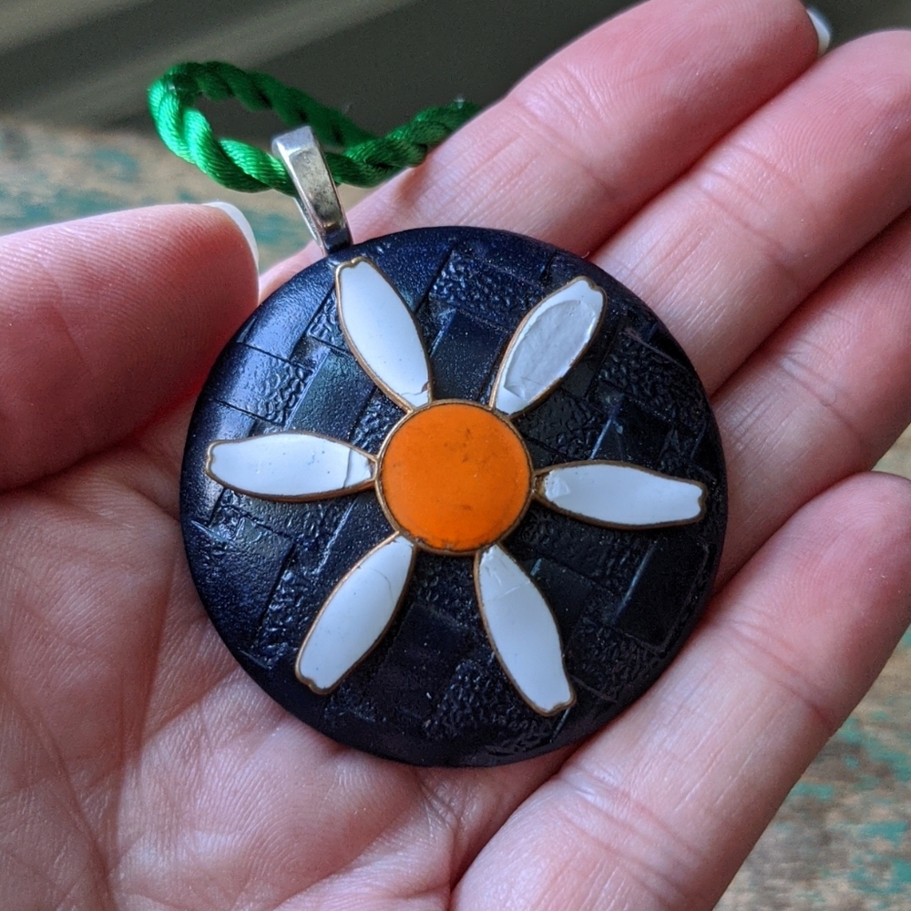 WHIMSY HOUSE I NWT Upcycled Vintage Wood Button & Enameled Metal Daisy Necklace - Picture 3 of 11